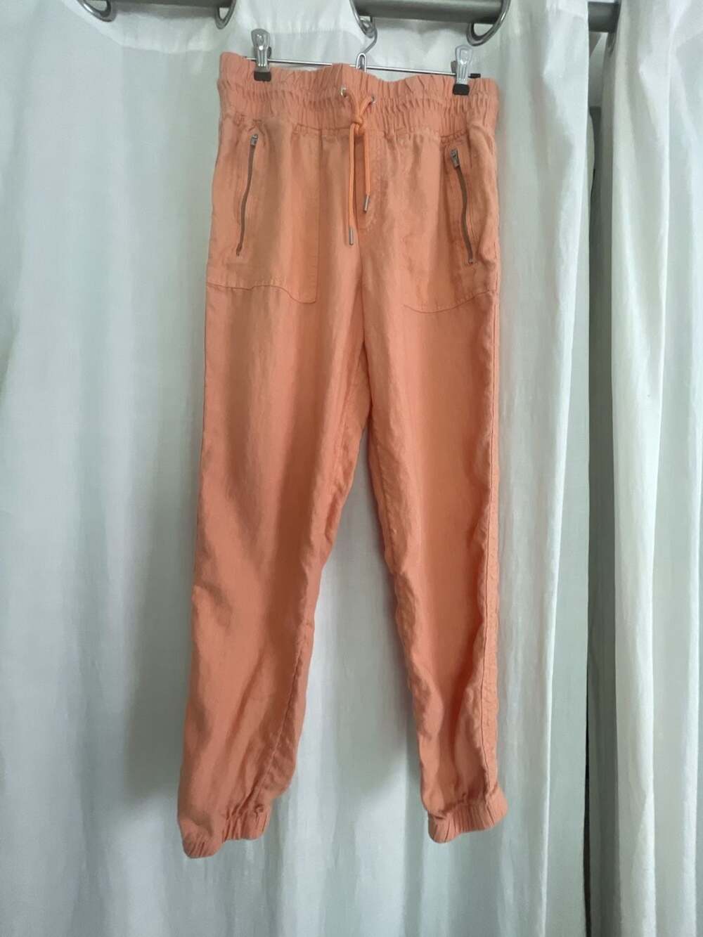 Athleta Cabo Linen Jogger Pants Size 8
100% linen
Zipper pocket
